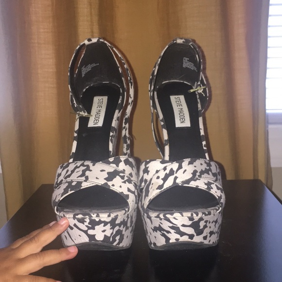 Size 8.5 Xenon Steve Madden Wedge - Picture 2 of 3
